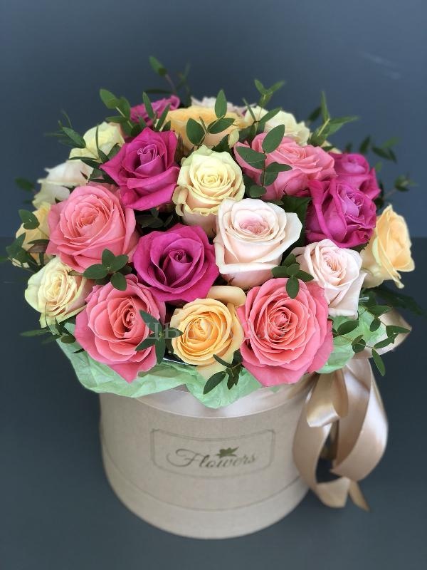 Цветы в коробке – купить цветы с доставкой в Москве • Leto Flowers