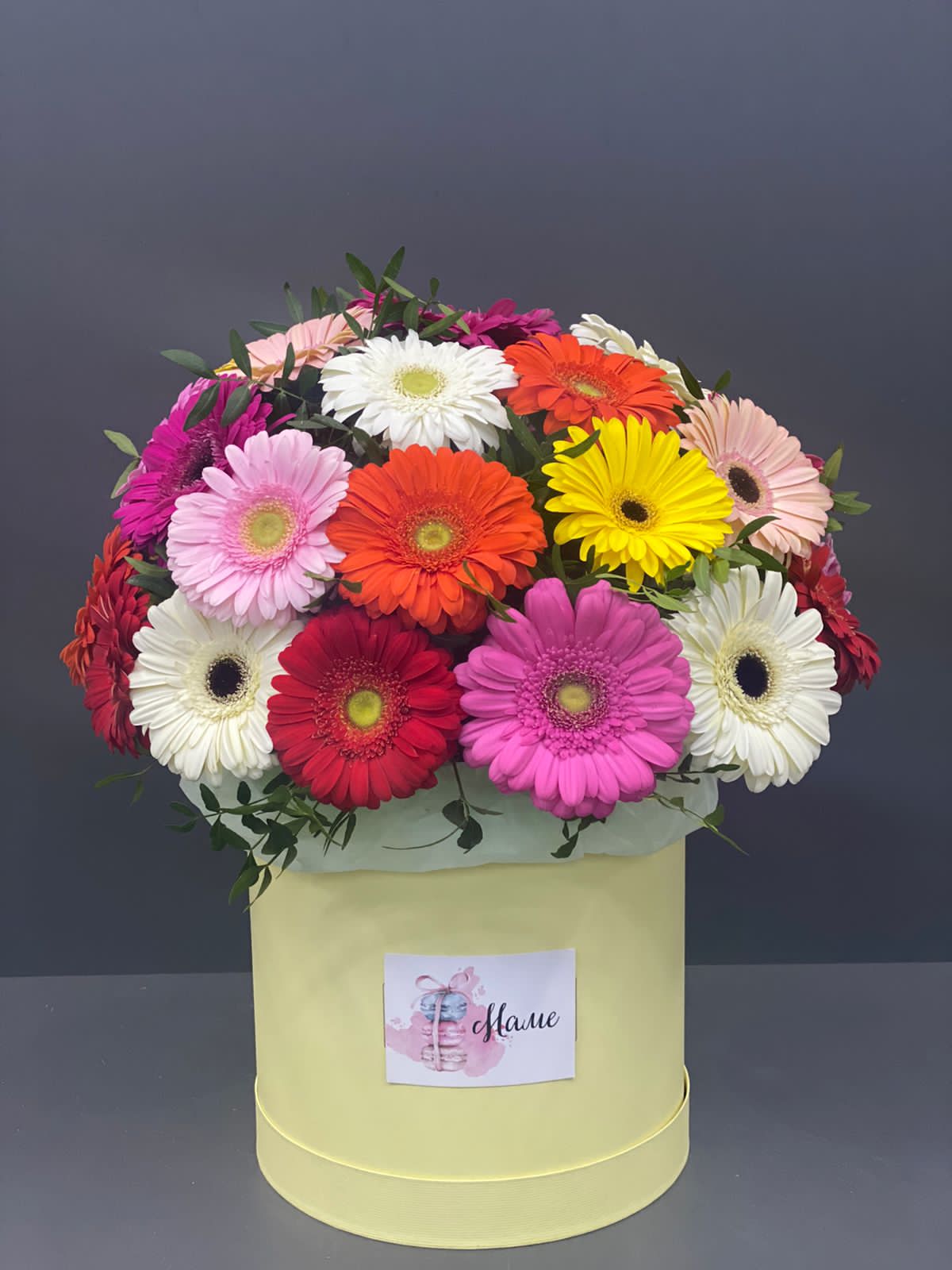 Коробка гербер для мамы из цветов