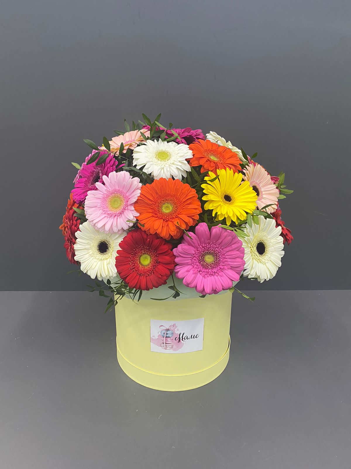 Коробка гербер для мамы из цветов