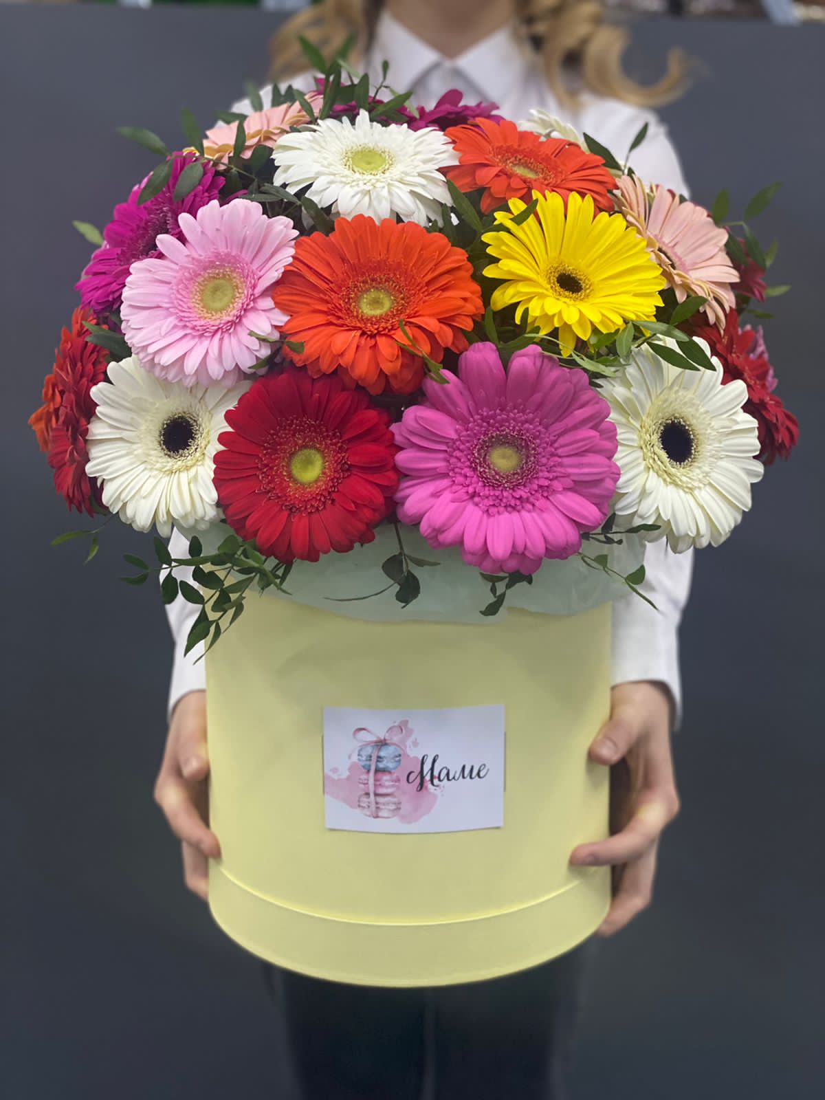 Коробка гербер для мамы из цветов